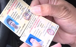 CSGT dùng điện thoại thông minh phát hiện ngay giấy phép lái xe giả