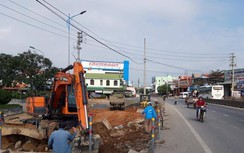 Chưa nhổ trụ điện để cải tạo nút giao QL1 do vướng dây thông tin "mắc nhờ"