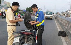 Người đàn ông tử vong sau cú tự tông vào dải phân cách