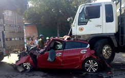 Xe tải tông hàng loạt ô tô dừng đèn đỏ ở Bình Thuận, kẹp xe con bẹp rúm