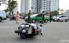 Va chạm taxi do nữ tài xế điều khiển, cô gái trẻ văng xa, trọng thương