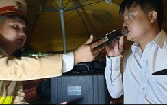 Trắng đêm xử lý tài xế SantaFe có nồng độ cồn "khủng", suýt tông vào CSGT