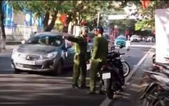 Đi ngược chiều, 1 chiến sỹ công an huyện bị CSTT tuýt còi