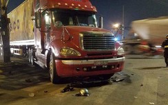 Vượt đèn đỏ lúc rạng sáng, người đàn ông bị xe container tông nguy kịch