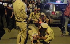 Video: Bị kiểm tra nồng độ cồn, tài xế đánh CSGT nhập viện
