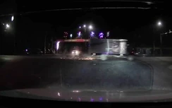 Video: Xe máy đi ẩu, vượt đèn đỏ bị xe tải tông, 1 người tử vong tại chỗ