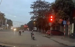 Video: Hành động đẹp một quân nhân khi tham gia giao thông