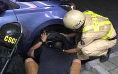 Hình ảnh đẹp của CSGT TP.HCM giúp tài xế thay bánh ô tô trong đêm