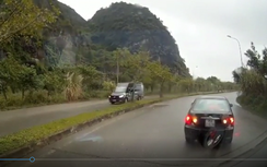 Video: Gặp chốt CSGT kiểm tra nồng độ cồn, tài xế xe con lùi xe để trốn