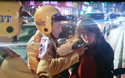 Đứng giữa đường lôi đàn ra hát khi bị CSGT yêu cầu thổi nồng độ cồn