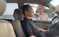 Lái xe cố thủ hơn 3 giờ để tránh bị kiểm tra nồng độ cồn
