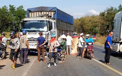 Xe máy đấu đầu ô tô tải, nam thanh niên tử vong trên đường đi cấp cứu