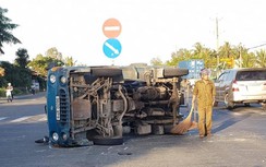 Xe ben va chạm xe tải, hai tài xế kẹt cứng trong cabin