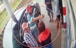 Giật tiền, cản tài xế mua vé qua trạm thu phí Ninh Xuân