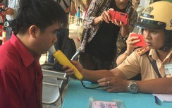 Chùm ảnh: Bất ngờ kiểm tra nồng độ cồn tài xế ở Bến xe Miền Đông