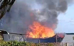 Cháy tàu du lịch 2 tầng trên sông Tiền