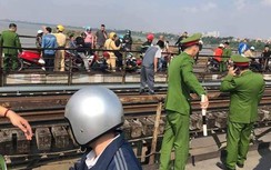 Giải cứu người đàn ông ôm con định nhảy cầu Long Biên