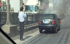 Video: Ô tô biển xanh bốc cháy dữ dội, đường vành đai 3 ùn tắc kéo dài