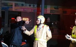 Nồng độ cồn cao ngất ngưởng, nam thanh niên "khó thở" chống đối CSGT