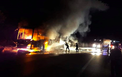 Xe khách bốc cháy dữ dội, hàng chục hành khách nháo nhào tháo chạy