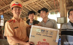 CSGT Đắk Nông tặng quà Tết sớm cho người dân lòng hồ thủy điện