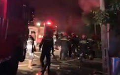 Video: Mâu thuẫn đỉnh điểm, chồng châm lửa đốt phòng khám, vợ bỏng nặng