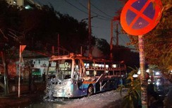Xe khách đậu trên đường cấm dừng, đỗ bị cháy trơ khung trong đêm ở TP.HCM