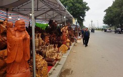 Bày bán hàng Tết tràn lan, tiềm ẩn nguy cơ mất ATGT