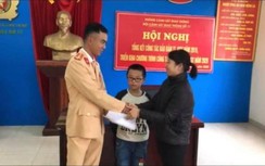 CSGT giúp bé trai lớp 2 lạc trên Đại lộ Thăng Long về với gia đình