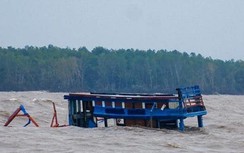 Tìm thấy 2 cha con trên tàu cá bị đánh chìm giữa biển