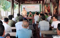 Công an TP Bạc Liêu đưa Nghị định 100 đến tận người dân