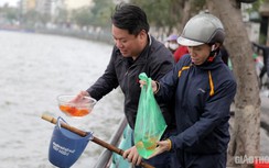 Muôn kiểu phóng sinh cá chép tiễn Táo quân về trời của người dân Thủ đô