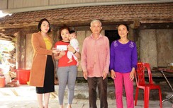 Báo Giao thông trao quà cho hai trẻ mồ côi cha do TNGT ngày cận Tết