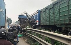 Tài xế xe tải chở cá nguy kịch vì cố vượt tàu hỏa