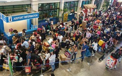 Nghìn người chen chân ở Tân Sơn Nhất chờ về quê trong ngày 24 Tết