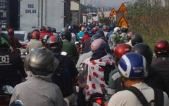 Ảnh: Người dân ùn ùn về quê đón Tết, cửa ngõ TP.HCM quá tải