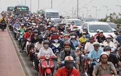 Khu vực bến xe Miền Đông kẹt cứng hàng giờ, nhiều người bỏ xe đi bộ