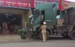 Băng sang đường, một bé gái bị xe đầu kéo tông tử vong