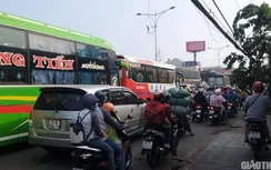 Kẹt xe trên Quốc lộ 60 và cầu Rạch Miễu dài hàng chục km