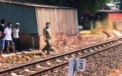 Đứng giữa đường ray, người đàn ông bị tàu tông tử vong