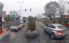 Video: Xe tải biển xanh ngang nhiên vượt đèn đỏ ngày cận Tết