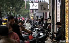 Khách đổ xô mua quần áo giảm giá, để xe tràn cả lòng đường