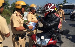 Trên đường về quê đón Tết, ngỡ ngàng khi được CSGT gọi lại