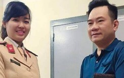 Nữ CSGT trả ví tiền và nhiều giấy tờ cho người đàn ông đánh rơi