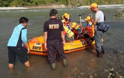 Sập cầu ở Indonesia: 9 người chết, 17 người bị thương