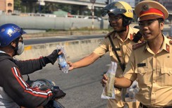 CSGT TP.HCM phát nước, khăn lạnh "tiếp sức" người dân về đón Tết
