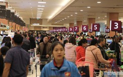 Người Hà Nội "rồng rắn" đi siêu thị sắm Tết, quầy rượu, bia vắng lạ thường