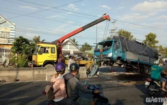 Tài xế thoát chết khi xe tải tông vào dải phân cách trên QL1 qua Bạc Liêu