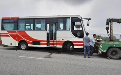 Video: Hành khách hoảng loạn kêu cứu sau cú mất lái, tông vào dải phân cách