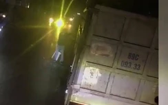 Video: Nghi say rượu điên cuồng đập phá ô tô, thanh niên nhận "mưa đòn"